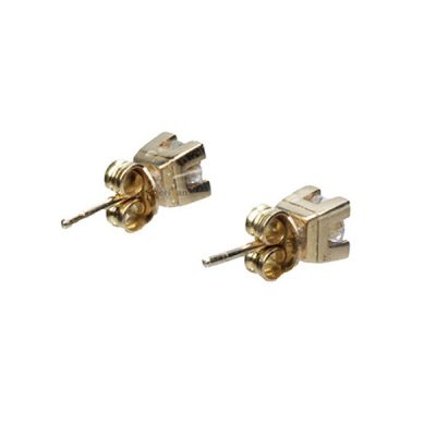 Pendientes dormilona SuitMetal: Oro _ 18 kt, peso 2 gramos Medidas pieza 5 milimetrosPiedra: Circonita , Medida 4 mm, talla Brillante , peso __ctCierre: presion Uso: 14 a 99 años