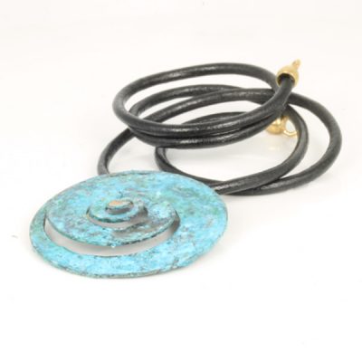 Colgante Emunet, bronce con patina verde, espiral